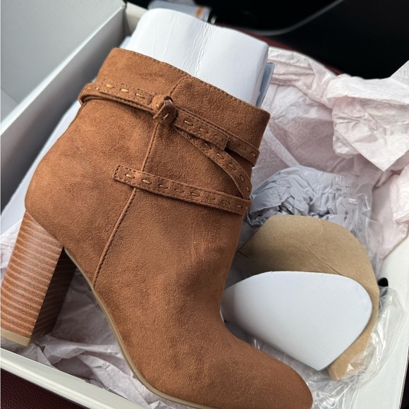 Bandolino Women's Light Brown Ankle Boots - Picture 2 of 2